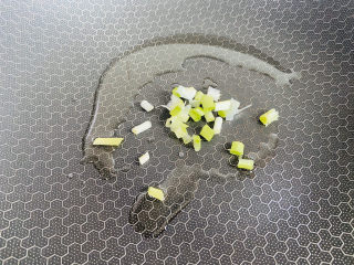 8、芦笋紫菜汤,起油锅放入葱白爆香