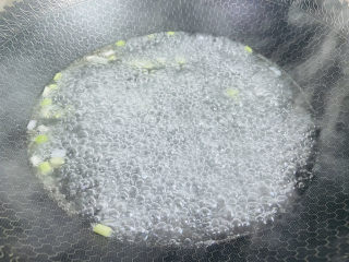 9、芦笋紫菜汤,加入清水大火烧开