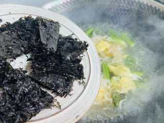 13、芦笋紫菜汤,放入紫菜
