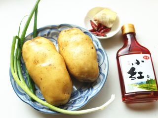 1、红油土豆丝,准备食材。