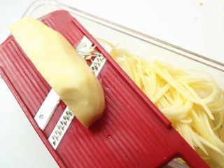 3、红油土豆丝,借助工具切成细丝。
