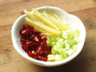 7、红油土豆丝,姜切丝，葱切末，辣椒切末。