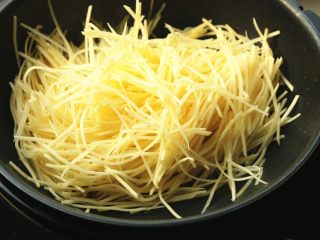 9、红油土豆丝,下入土豆丝翻炒半分钟。