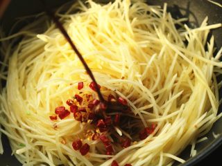 11、红油土豆丝,淋入醋。