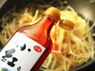 12、红油土豆丝,加入仲景小红油。