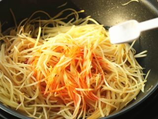 14、红油土豆丝,加入2小勺盐。