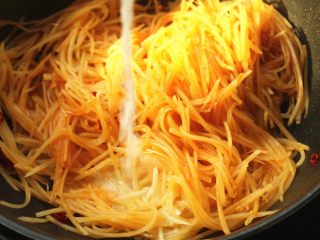 15、红油土豆丝,淋入刚才的水淀粉，再翻炒半分钟。