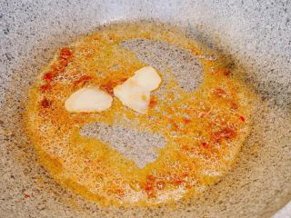 5、蒜苔炒肉,放入姜，翻炒出味