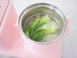 5、饺子皮油泼面,锅中烧开水，放入饺子皮和青菜煮熟