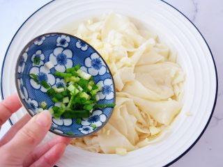 9、饺子皮油泼面,加入葱花