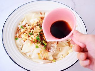 17、饺子皮油泼面,淋入生抽