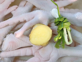 2、无骨鸡爪,冷水下锅，加葱姜