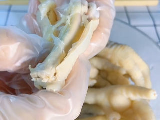 9、无骨鸡爪,松松鸡爪筋骨，沿着鸡骨头先取出大骨头