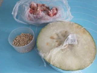 2、冬瓜薏米排骨汤,冬瓜300克,排骨200克,薏米60克。