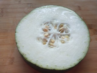 7、冬瓜薏米排骨汤,冬瓜去皮去瓤。