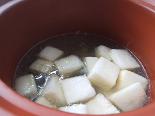 12、冬瓜薏米排骨汤,一小时候倒入冬瓜。