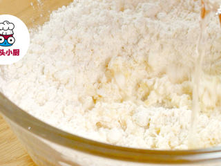 1、零难度香脆鱼皮花生,鹌鹑蛋1个打散，加入面粉100g、白砂糖20g，边搅拌边加入清水40ml