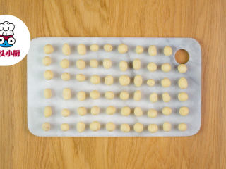 4、零难度香脆鱼皮花生,包裹起来搓圆，依次包好全部