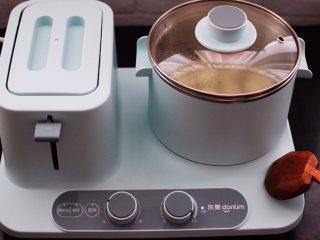 6、海蛎子豆腐汤,盖上锅盖大火煮开后,小火继续炖煮5分钟左右。