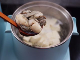 7、海蛎子豆腐汤,这个时候打开锅盖加入提前洗净的海蛎子。