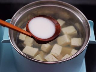 10、海蛎子豆腐汤,这个时候加入提前用水化开的水淀粉勾芡。