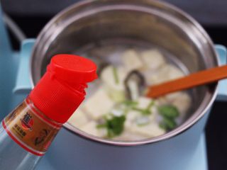 13、海蛎子豆腐汤,淋上芝麻油即可。