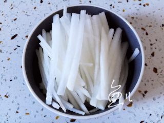 2、萝卜肉丸汤,白萝卜切丝
