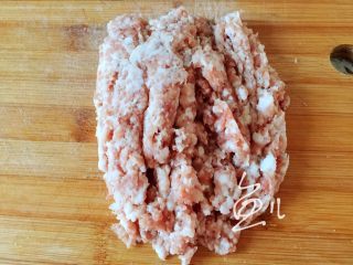 3、萝卜肉丸汤,猪肉剁碎