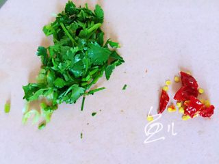 4、萝卜肉丸汤,香菜和红辣椒切段