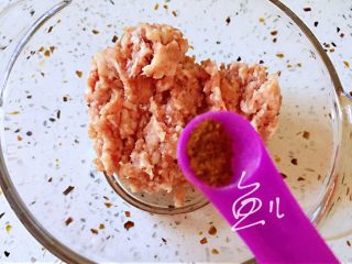 5、萝卜肉丸汤,肉馅中放入五香粉