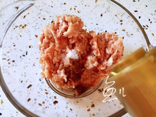 7、萝卜肉丸汤,放入芝麻油