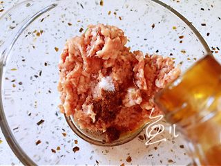 8、萝卜肉丸汤,放入蚝油