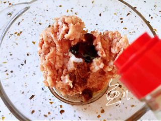 9、萝卜肉丸汤,放入生抽