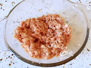 12、萝卜肉丸汤,肉馅顺一个方向搅拌上劲，备用