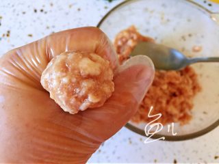 14、萝卜肉丸汤,肉馅用虎口挤出丸子