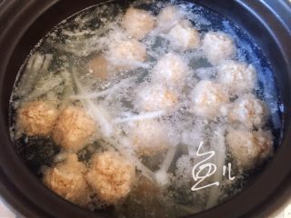 15、萝卜肉丸汤,汤锅煮沸后，放入肉丸，中火煮