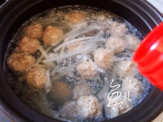 16、萝卜肉丸汤,汤锅中倒入生抽