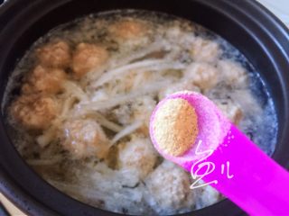 17、萝卜肉丸汤,放入胡椒粉