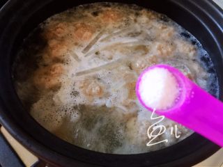 18、萝卜肉丸汤,放入食盐