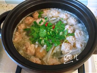 20、萝卜肉丸汤,放入香菜段和辣椒段