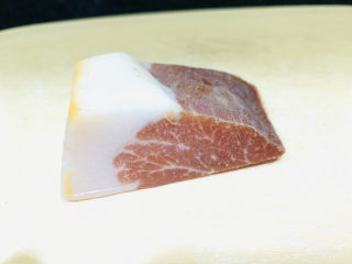 1、火腿炖白菜,春节刚好朋友送了一大块火腿，分成小块，放冰箱冰冻，每次吃多少取多少；