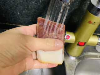 2、火腿炖白菜,用水洗净；