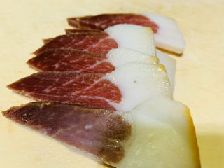 3、火腿炖白菜,把火腿切片；