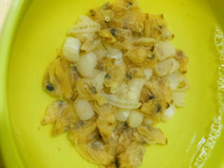 7、火腿炖白菜,干贝和蛤蜊干用水浸泡十分钟；