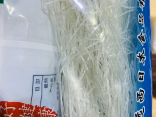 8、火腿炖白菜,粉丝用热水泡软；