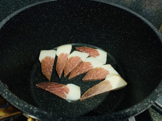 9、火腿炖白菜,锅里不要加油，直接开中小火，火腿先放入锅煎；