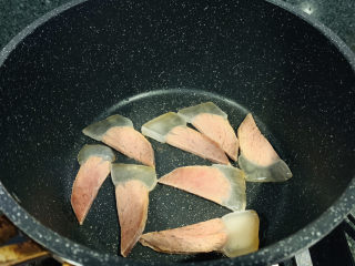 10、火腿炖白菜,转小火煎成微焦；