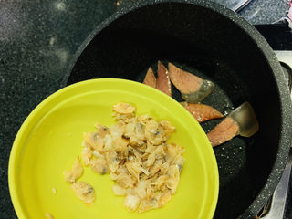 11、火腿炖白菜,加入蛤蜊和干贝，煸炒香；