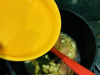 12、火腿炖白菜,加入适量清水；