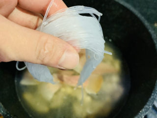 13、火腿炖白菜,加入泡软的粉丝；